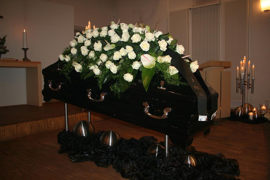 Sarg mit Blumen Trauerfeier - Bestattungsinstitut Schmidt-Peil